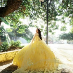 Sweetheart Neck Yellow Quince Dress Sequin Vestidos De 15 Anos Lace Appliques Women 2024 Ball Gown With Cape