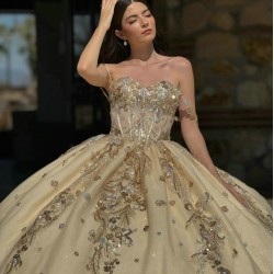 2024 Ball Gown Princess Dress Champagne Quinceanera Dresses Sweetheart Neck Lace Appliques Sweet 15 Prom Party Dress