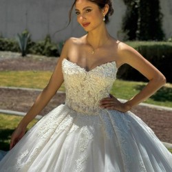 Lace Appliques White Quinceanera Dress Sleeveless Birthday Party Gowns V Neck Girls Ball Gown Sweet 16 Dresses