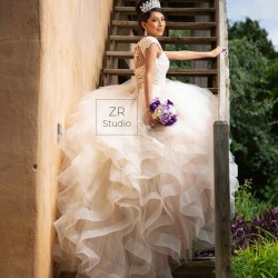 V Neck Champagne Ruffled Quinceanera Dress Instagram Gowns Lace Appliques Girls Sweet 16 Dresses Sleeveless Wear Pageant