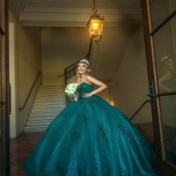 Sleeveless Emerald Green Quinceanera Dress 2024 Ball Gown Princess Dresses Lace Appliques Wear Pageant Sweetheart Neck Sweet 15 Gowns