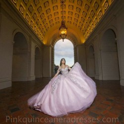 Off Shoulder Pink Quinceanera Dress 2024 Ball Gown Princess Dresses Lace Appliques Wear Pageant Sweetheart Neck Sweet 15 Gowns