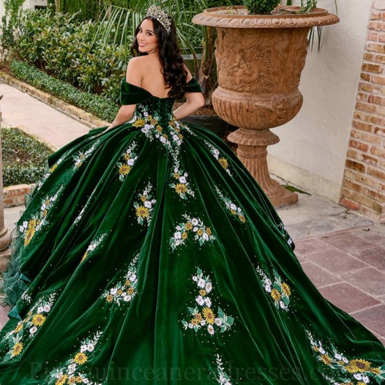 Sleeveless Emerald Green Ruffled Quinceanera Dress Sweet 15 Gowns Embroidered Wear Pageant V Neck 2024 Ball Gown Princess Dresses