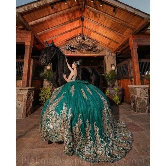 2024 Ball Gown Princess Dresses Emerald Green Quinceanera Dress Off Shoulder Sweet 15 Gowns Lace Appliques Sweetheart Neck Wear Pageant 