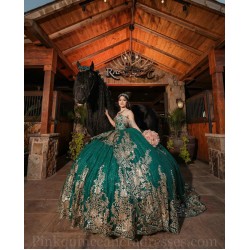 2024 Ball Gown Princess Dresses Emerald Green Quinceanera Dress Off Shoulder Sweet 15 Gowns Lace Appliques Sweetheart Neck Wear Pageant 