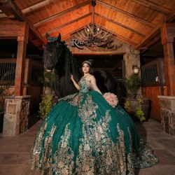 2024 Ball Gown Princess Dresses Emerald Green Quinceanera Dress Off Shoulder Sweet 15 Gowns Lace Appliques Sweetheart Neck Wear Pageant 