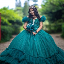 V Neck Emerald Green Quinceanera Dress Ruffled Instagram Gowns Girls Sweet 16 Dresses Sleeveless 15 Birthday Party Robe