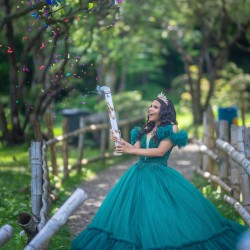 V Neck Emerald Green Quinceanera Dress Ruffled Instagram Gowns Girls Sweet 16 Dresses Sleeveless 15 Birthday Party Robe