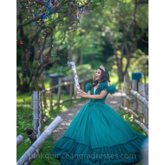 V Neck Emerald Green Quinceanera Dress Ruffled Instagram Gowns Girls Sweet 16 Dresses Sleeveless 15 Birthday Party Robe