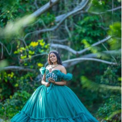 Off Shoulder Emerald Green Quinceanera Dress Sweetheart Neck Girls Sweet 16 Dresses Vestidos De 15 Anos Ruffled Wear Pageant