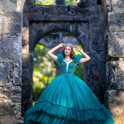 V Neck Emerald Green Quinceanera Dress Girls Sweet 16 Dresses Puff Sleeve Vestidos De 15 Anos Ruffled Wear Pageant Gowns